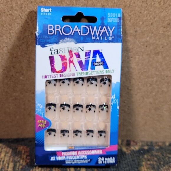 Fashion Diva Short Length Glue-On Nails - NIP - Picture 1 of 5